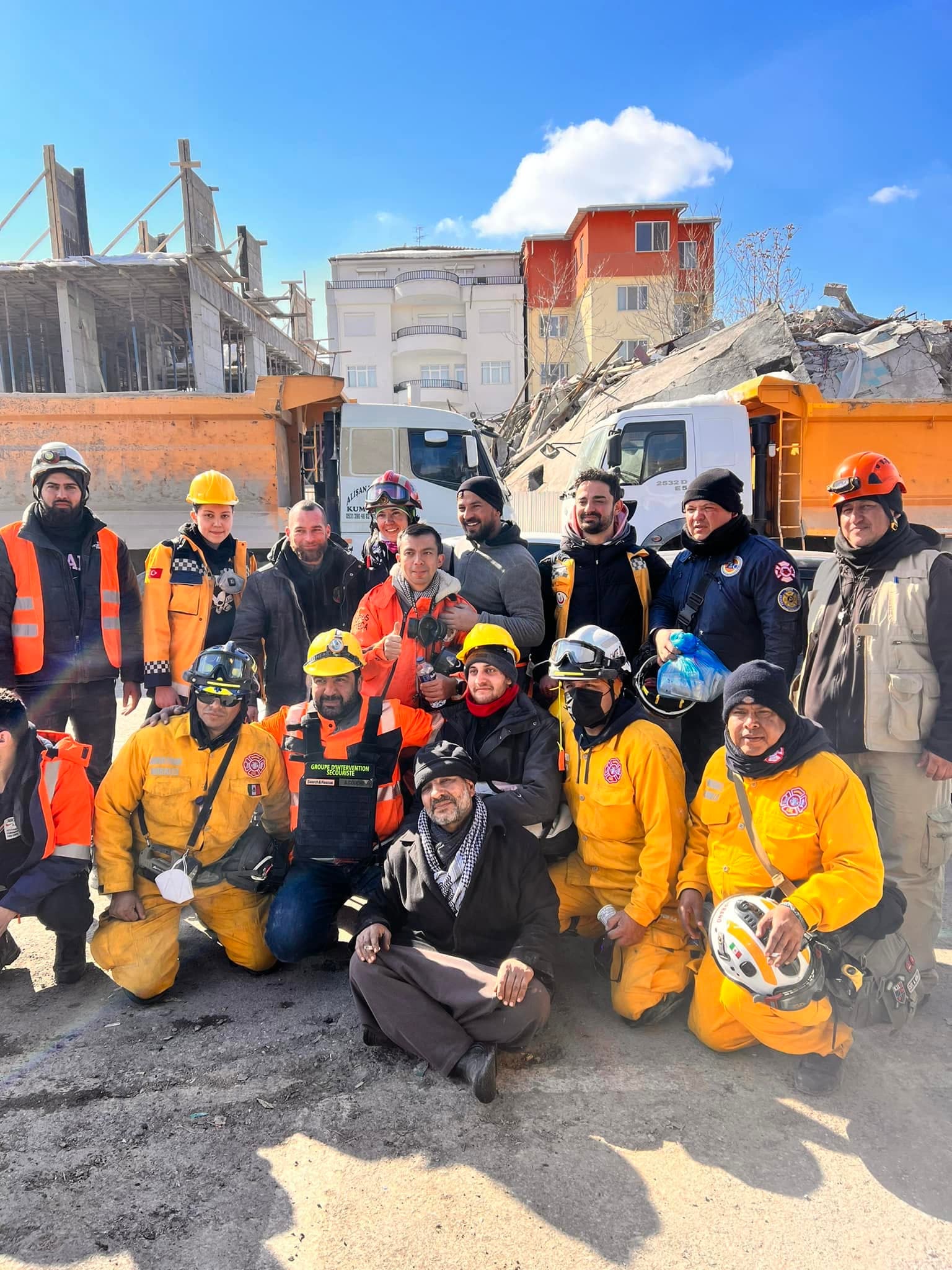 Equipo de rescate frente a un edificio colapsado